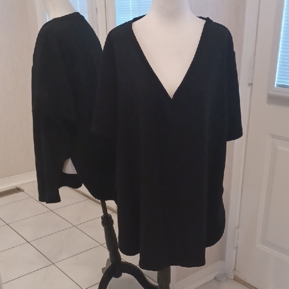 4/$60 Textured Black V-Neck Tee - Size 3XL (US18)